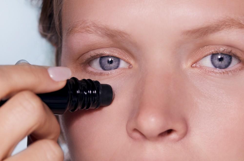 How to take care and hydrate your eye contour area
